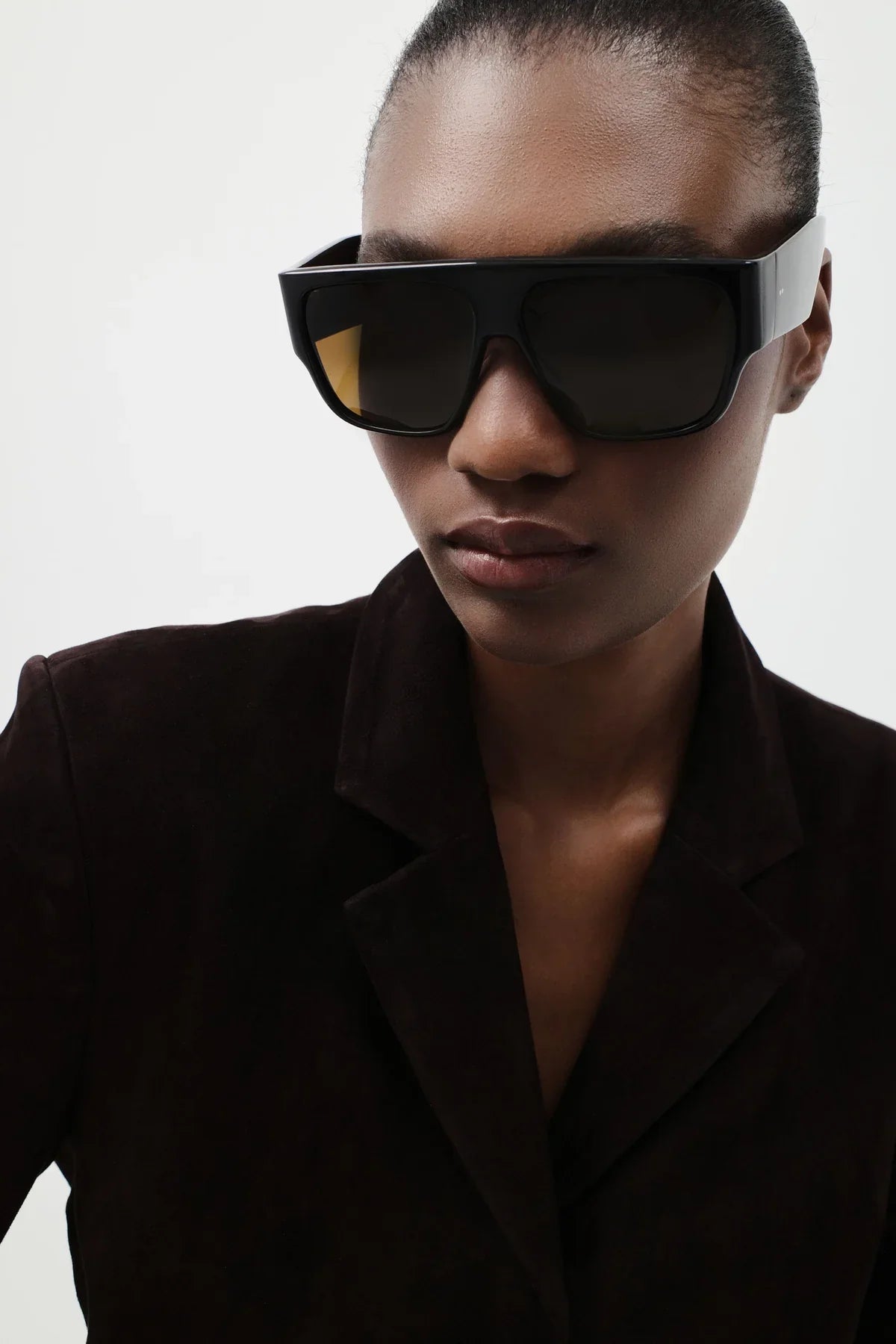 Linea Oversized Sunglasses Black/Brown lifestyle shot
